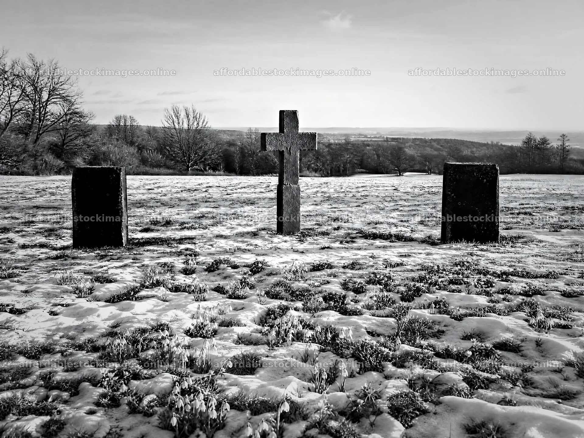 Christian cross in winter meadow with low sunlight – stock images 9166x6874